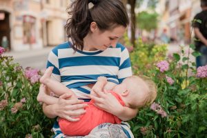 Maman qui donne le sein à bébé dans l'espace public.