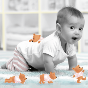 Photo bébé qui marche avec des oursons illustrés autour.