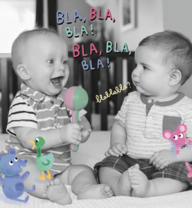 Photo de deux bébés qui s'amusent et babillent avec des jouets illustrés