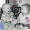 Photo de deux bébés qui s'amusent et babillent avec des jouets illustrés